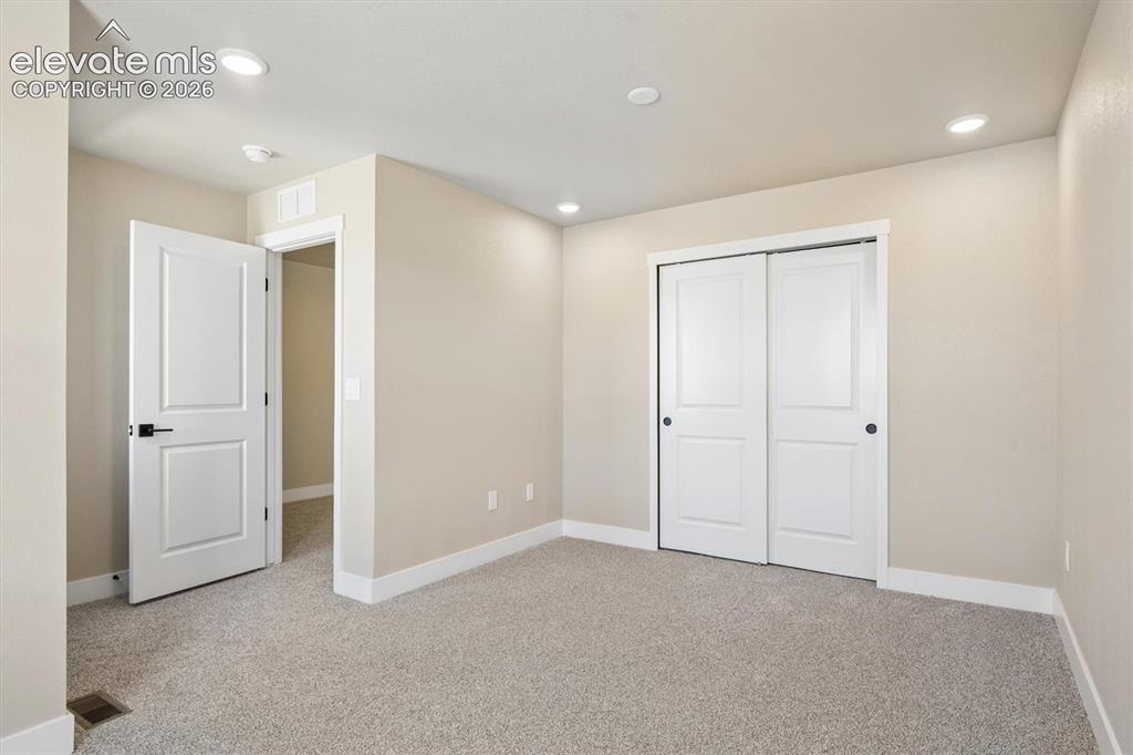 Image 19 of 32: Bedroom