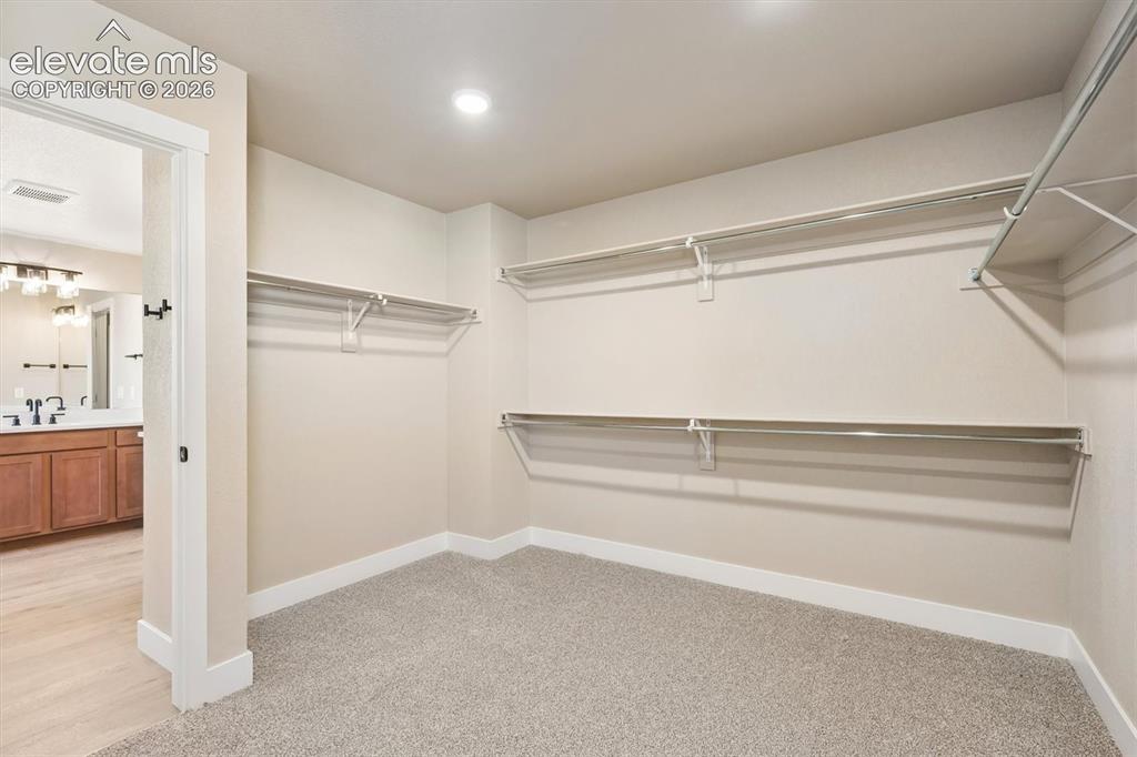 Image 25 of 32: Closet