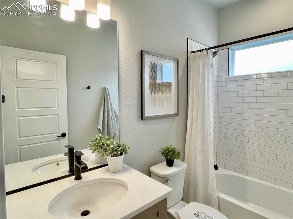 Image 11 of 24: Bathroom