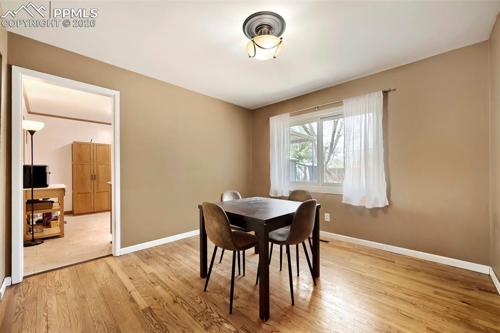 Image 11 of 28: Dining Area