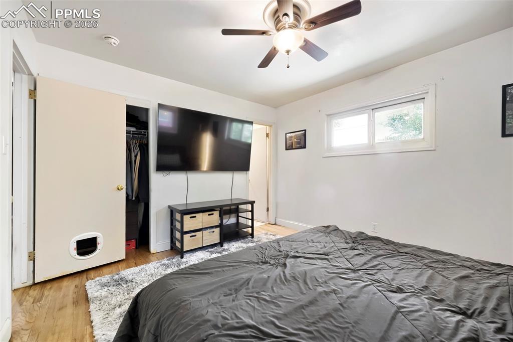 Image 14 of 28: Bedroom