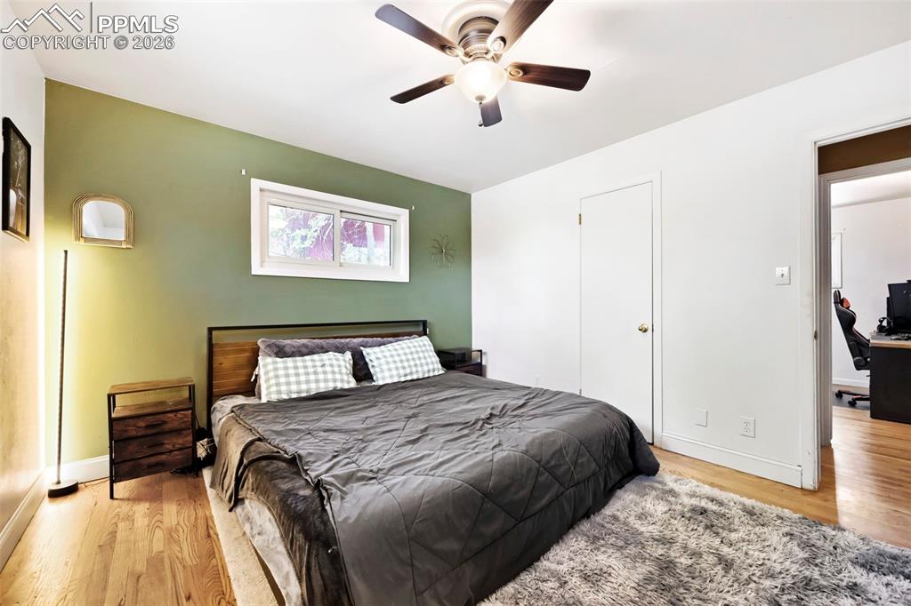 Image 15 of 28: Bedroom