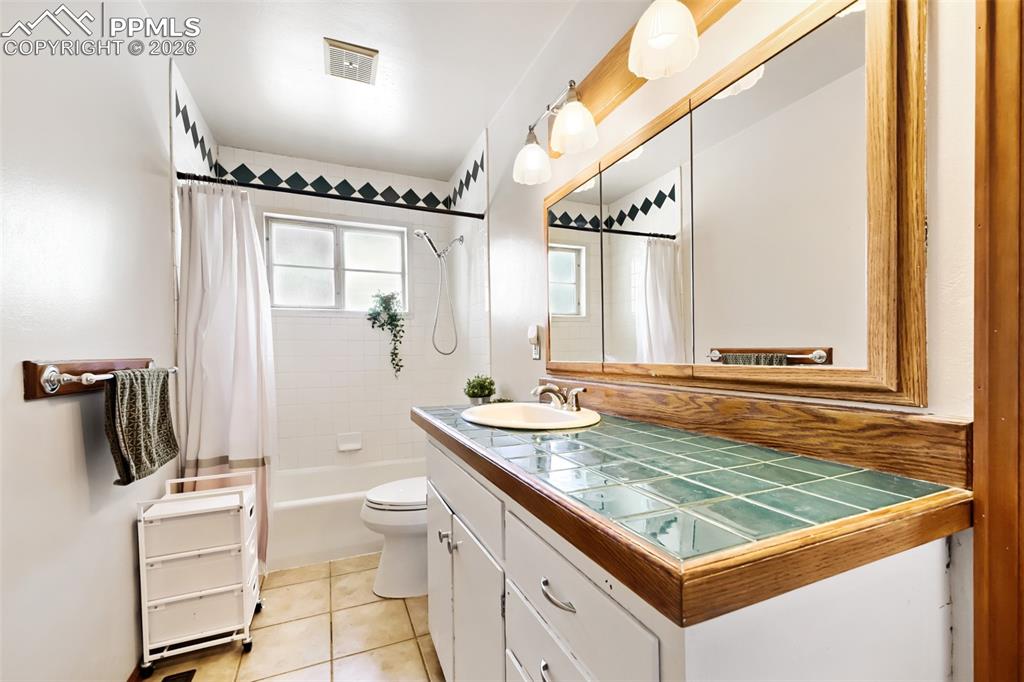 Image 17 of 28: Bathroom