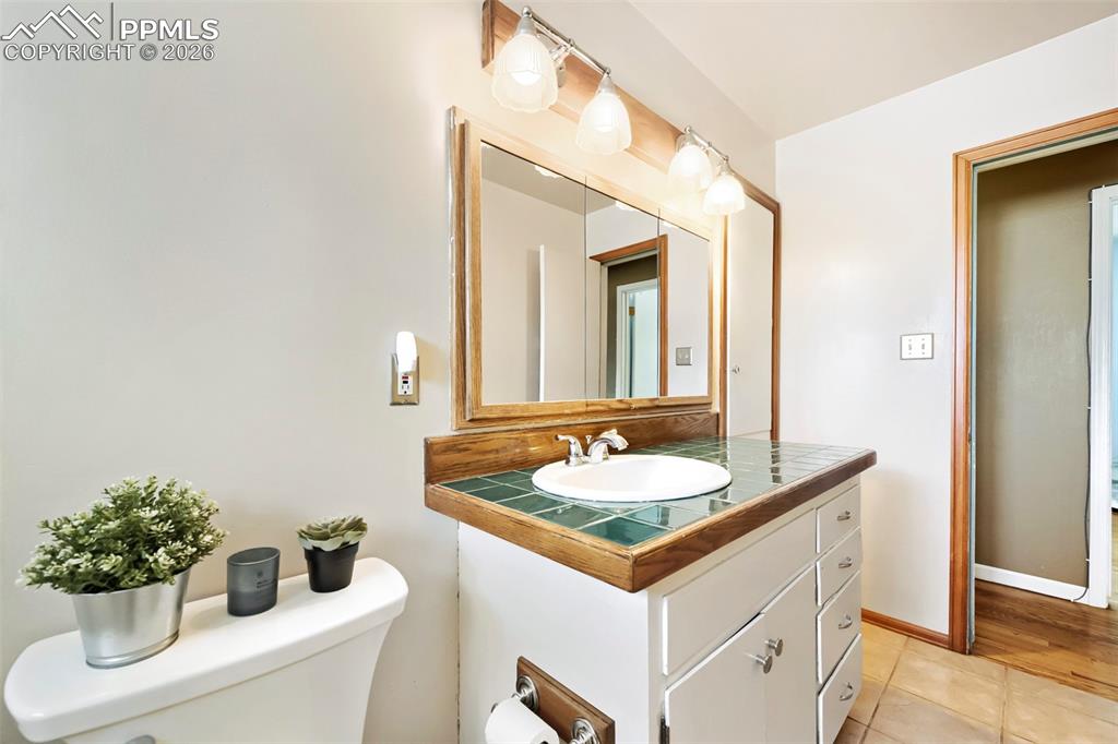 Image 18 of 28: Bathroom