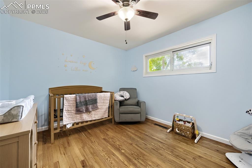 Image 19 of 28: Bedroom