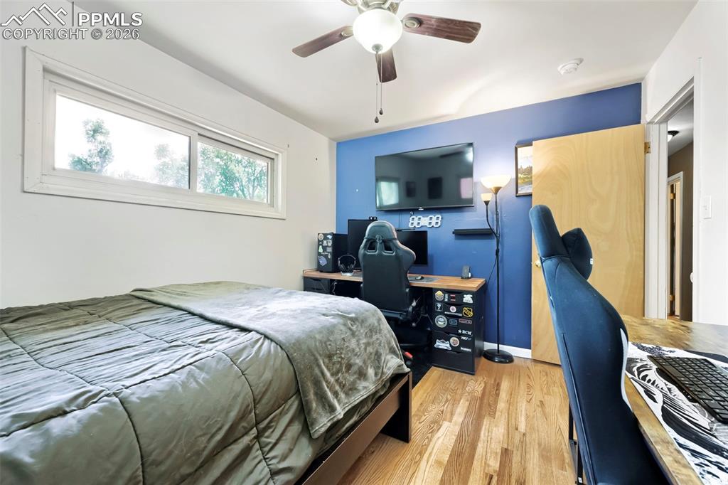 Image 21 of 28: Bedroom