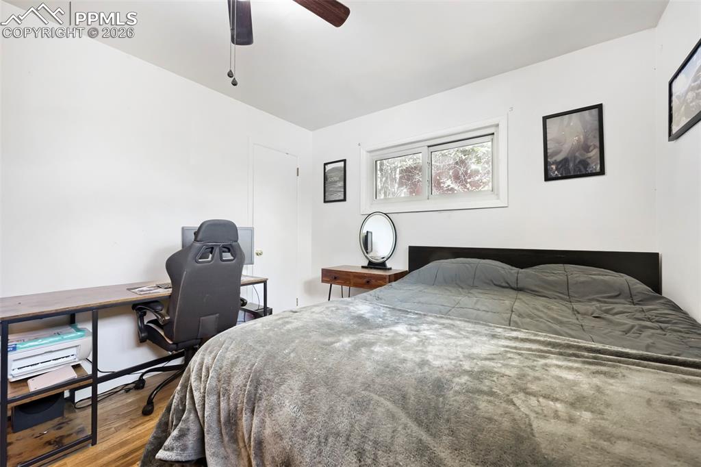 Image 22 of 28: Bedroom