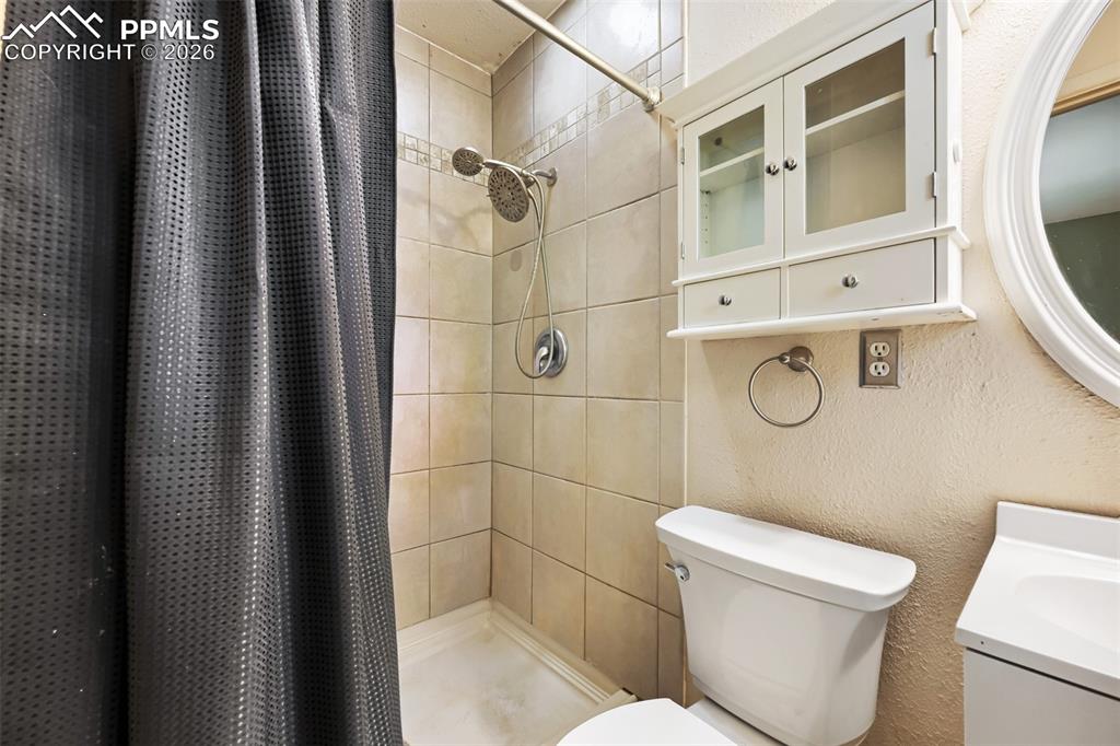 Image 23 of 28: Bathroom