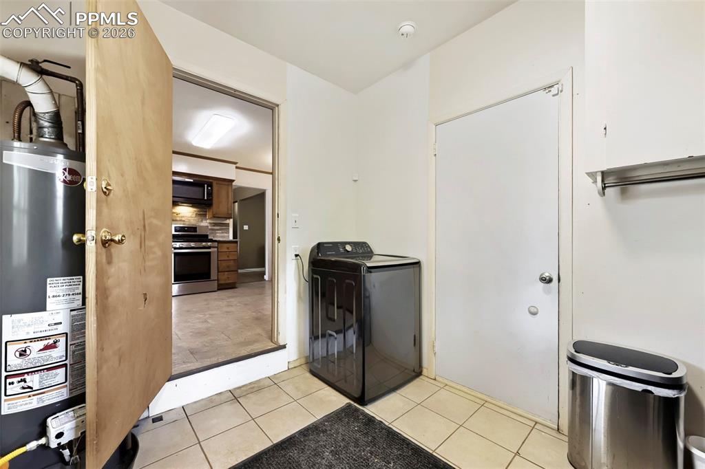 Image 25 of 28: Kitchen