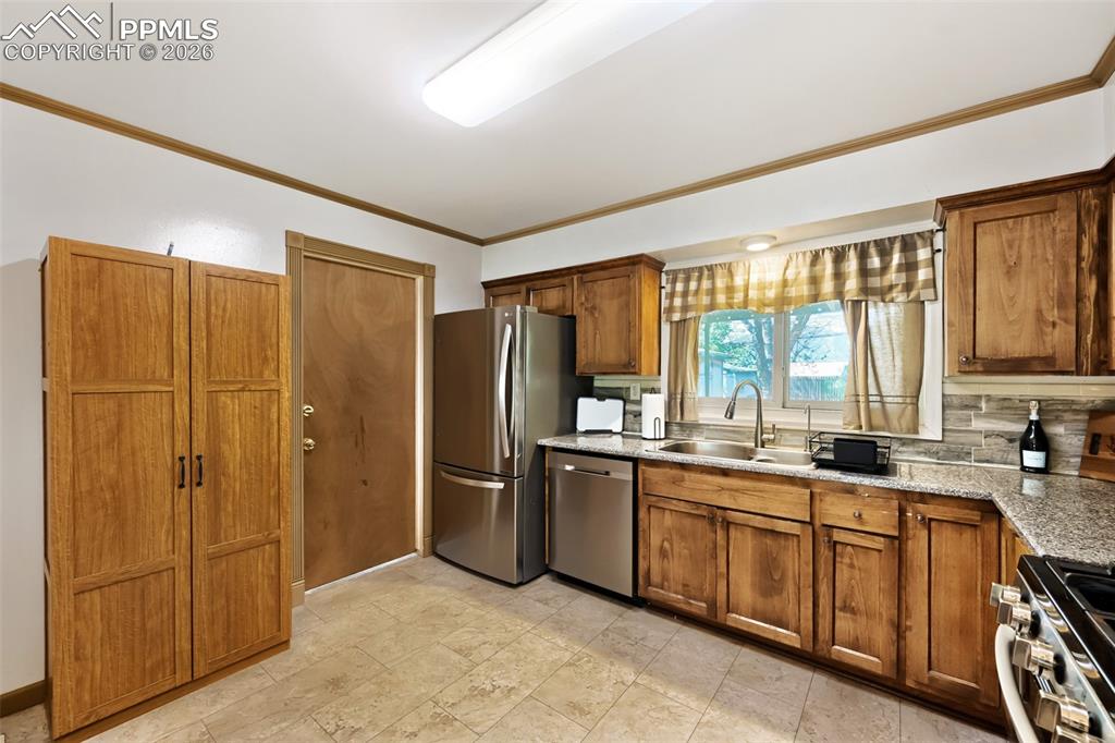 Image 8 of 28: Kitchen