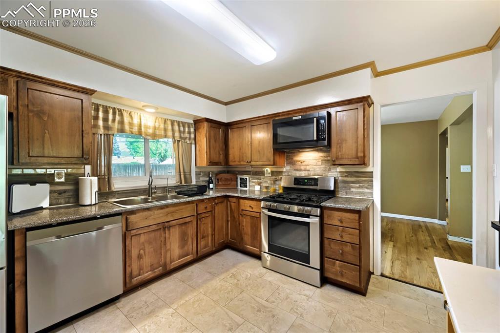 Image 9 of 28: Kitchen