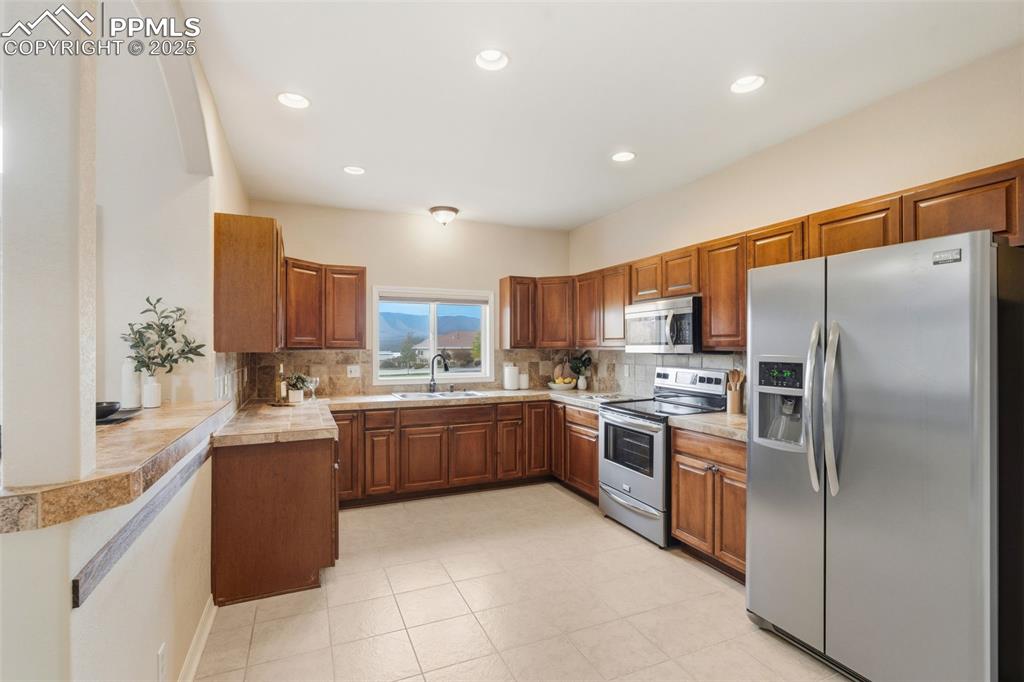 Image 12 of 44: Kitchen