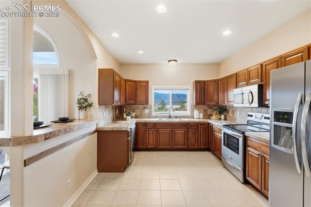 Image 13 of 44: Kitchen