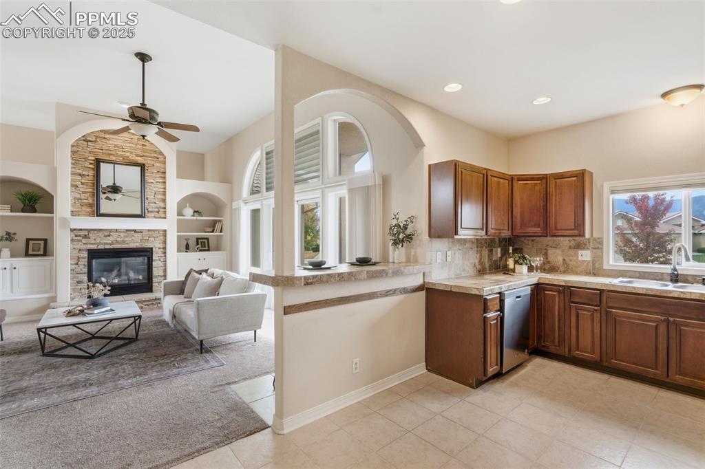 Image 14 of 44: Kitchen