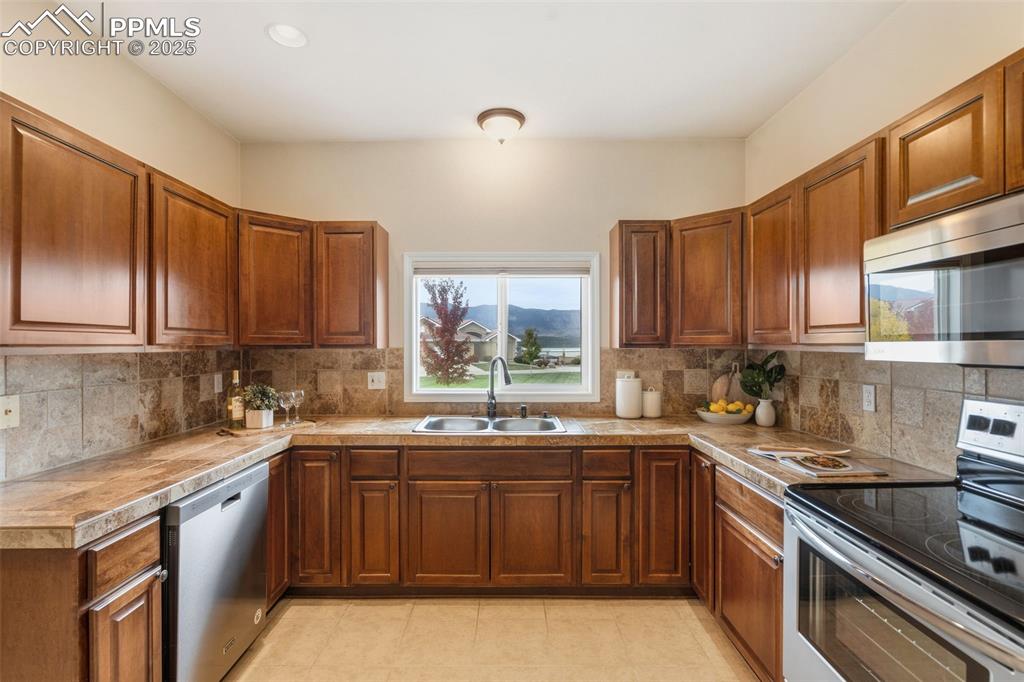 Image 15 of 44: Kitchen