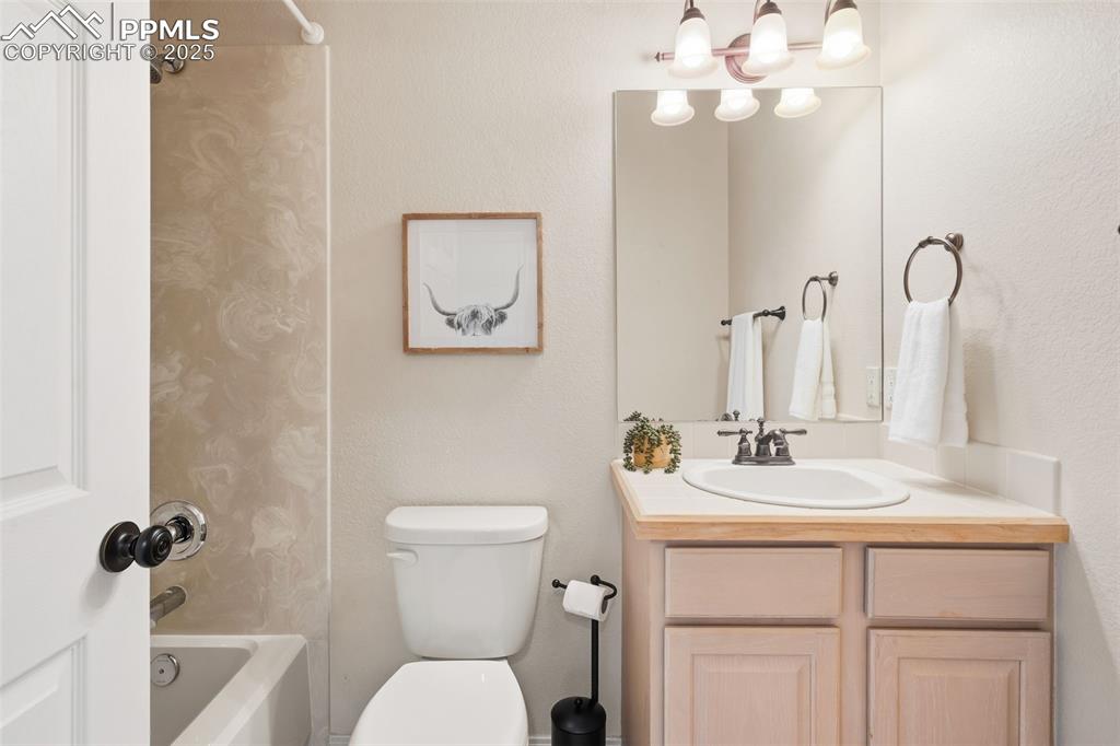 Image 17 of 44: Bathroom