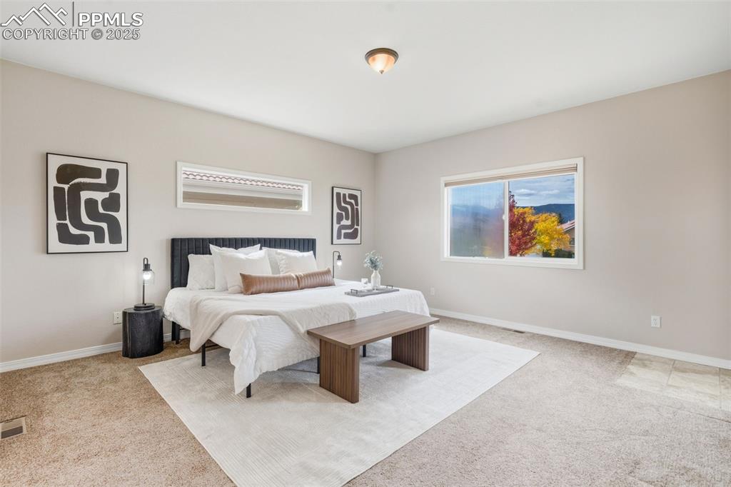 Image 18 of 44: Bedroom