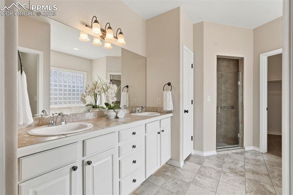 Image 21 of 44: Bathroom