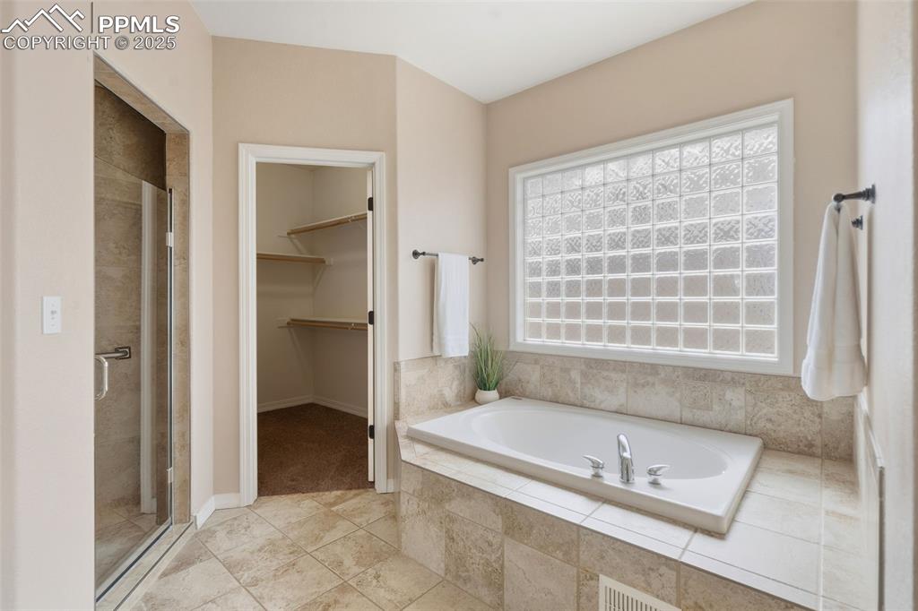 Image 22 of 44: Bathroom