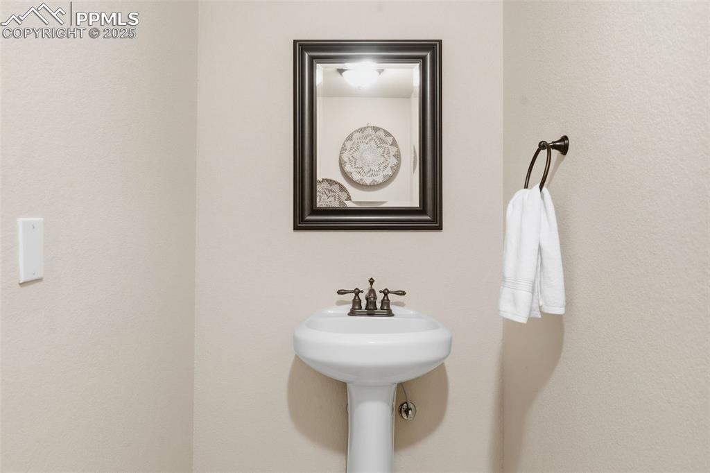 Image 27 of 44: Bathroom