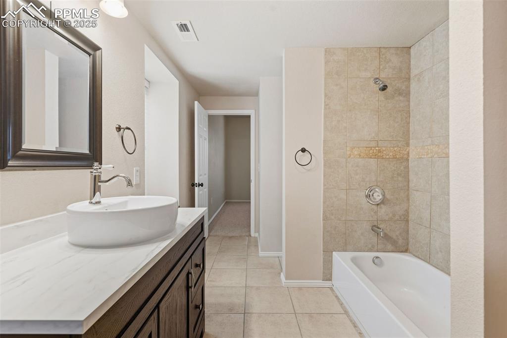 Image 29 of 44: Bathroom