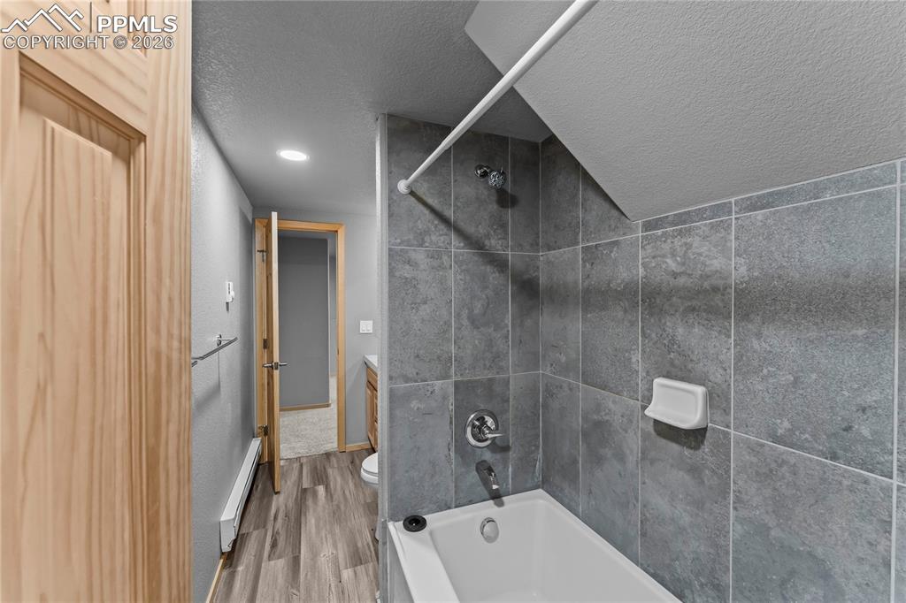 Image 23 of 29: Bathroom