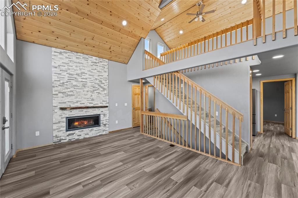 Image 4 of 29: Living Room