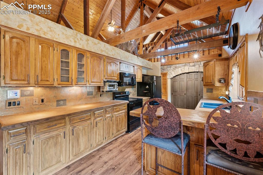 Image 13 of 47: Kitchen