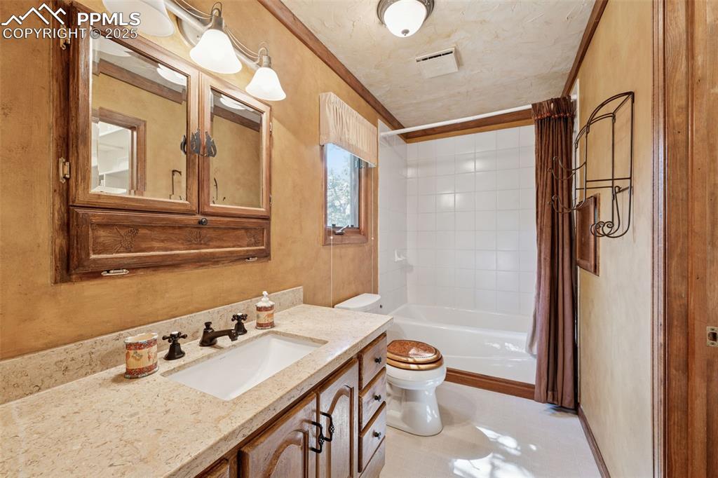 Image 23 of 47: 2nd Pvt Bath
