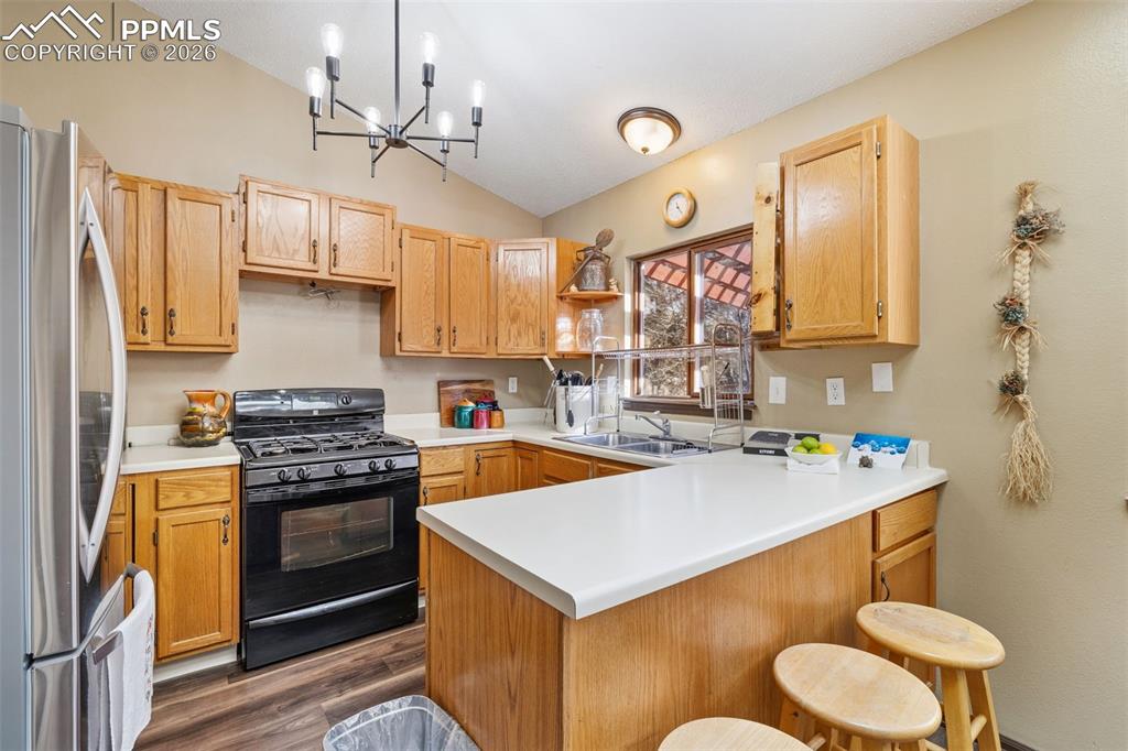 Image 18 of 40: Kitchen