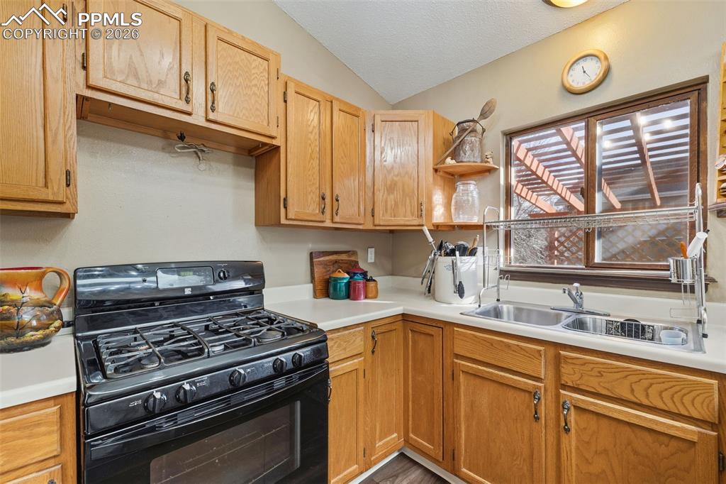 Image 19 of 40: Kitchen