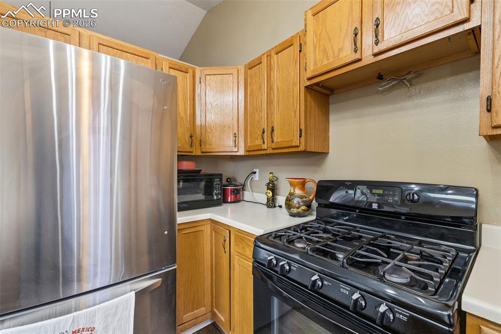 Image 20 of 40: Kitchen