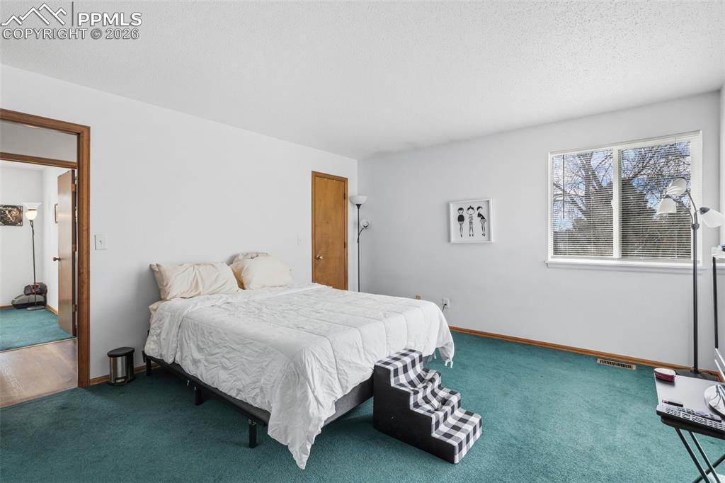 Image 29 of 40: Bedroom