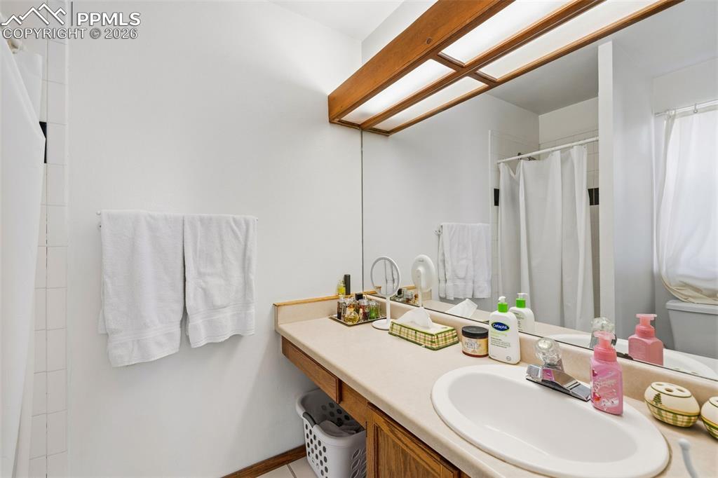 Image 31 of 40: Bathroom