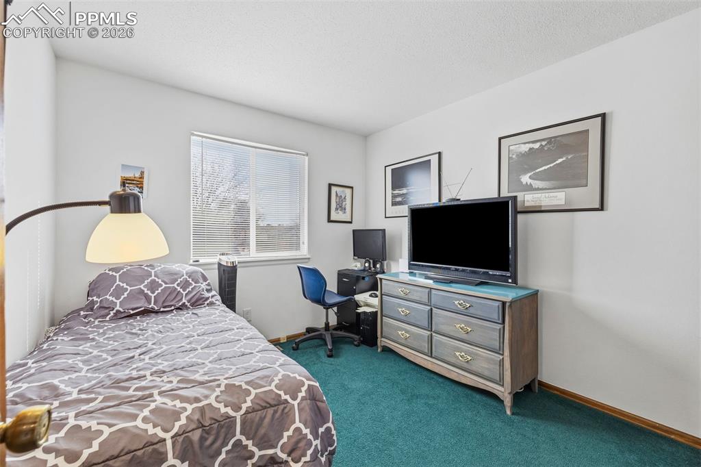 Image 32 of 40: Bedroom