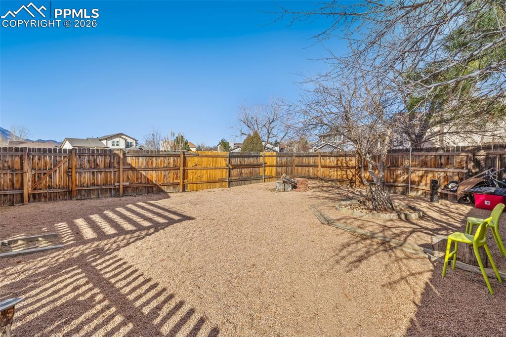 Image 37 of 40: Yard