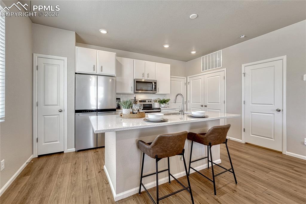 Image 10 of 29: ...large island w/sink, pantry...
