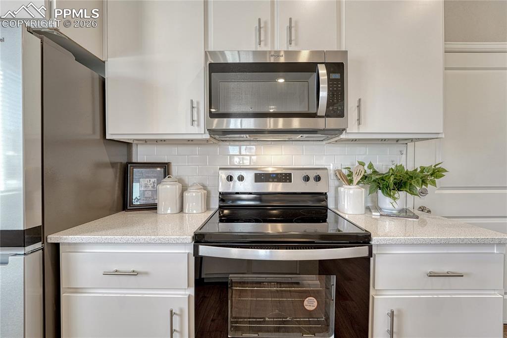 Image 12 of 29: ...and refrigerator included. 