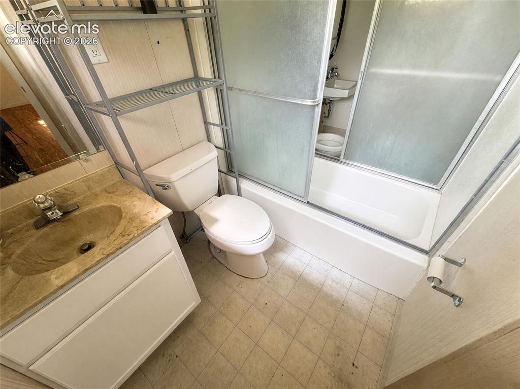 Image 14 of 42: Bathroom