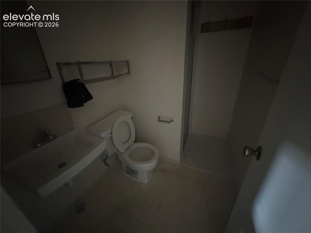 Image 15 of 37: Bathroom