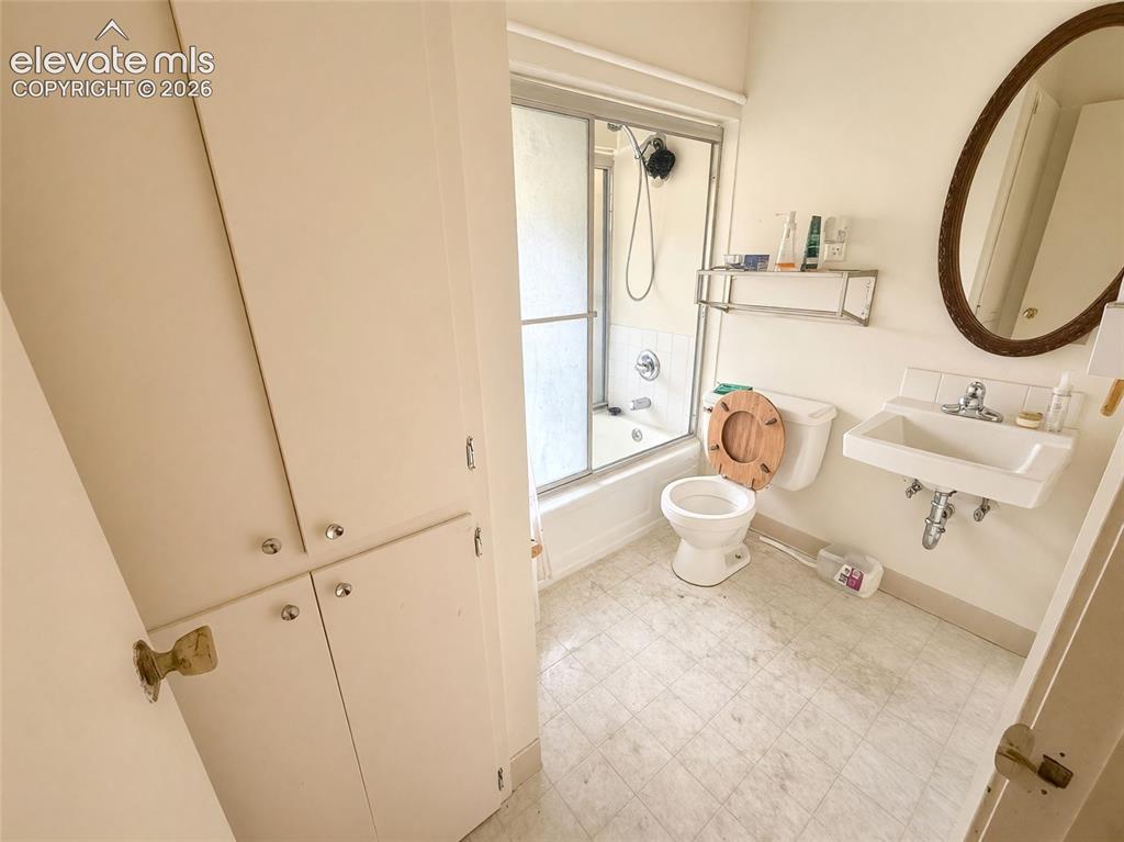Image 15 of 42: Bathroom