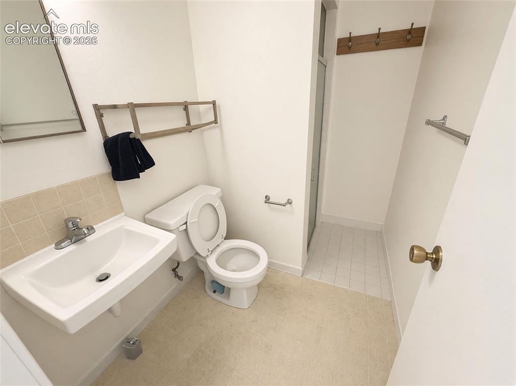 Image 17 of 42: Bathroom
