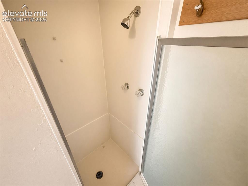 Image 18 of 42: Bathroom