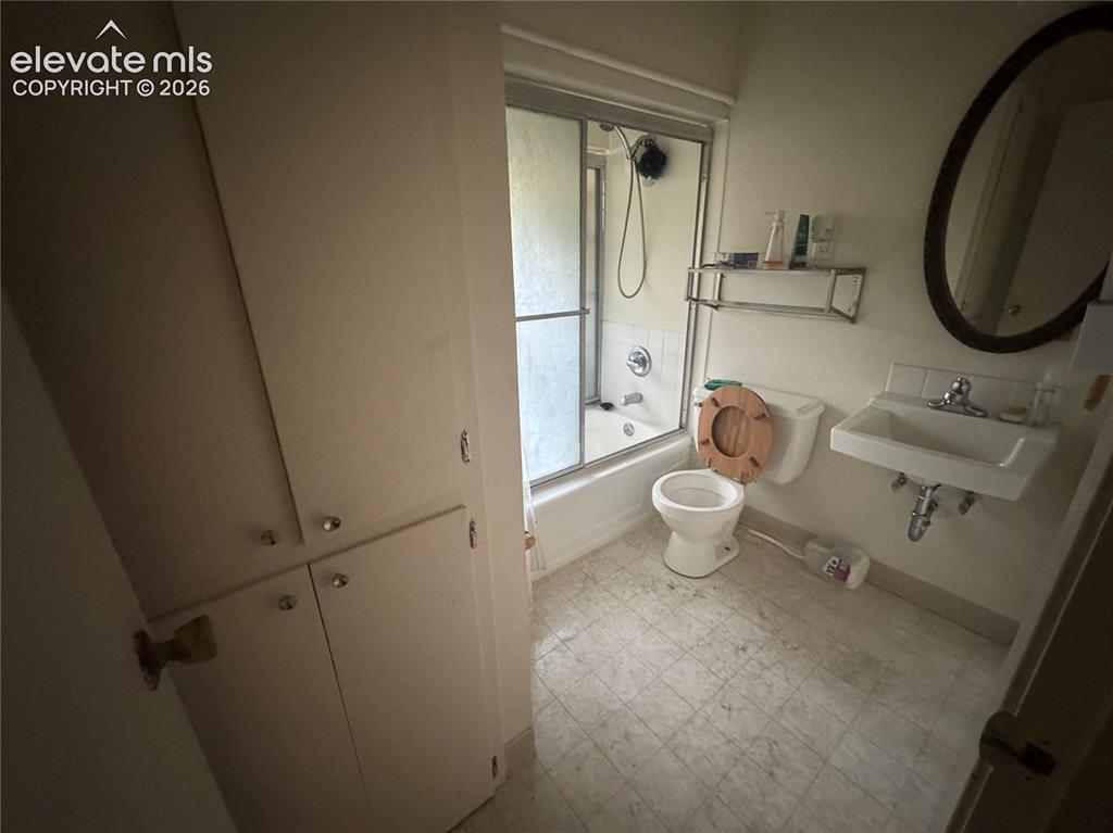 Image 24 of 37: Bathroom