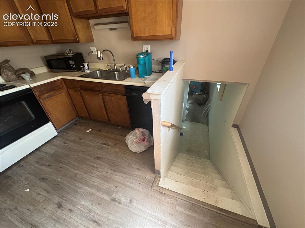 Image 4 of 37: Kitchen