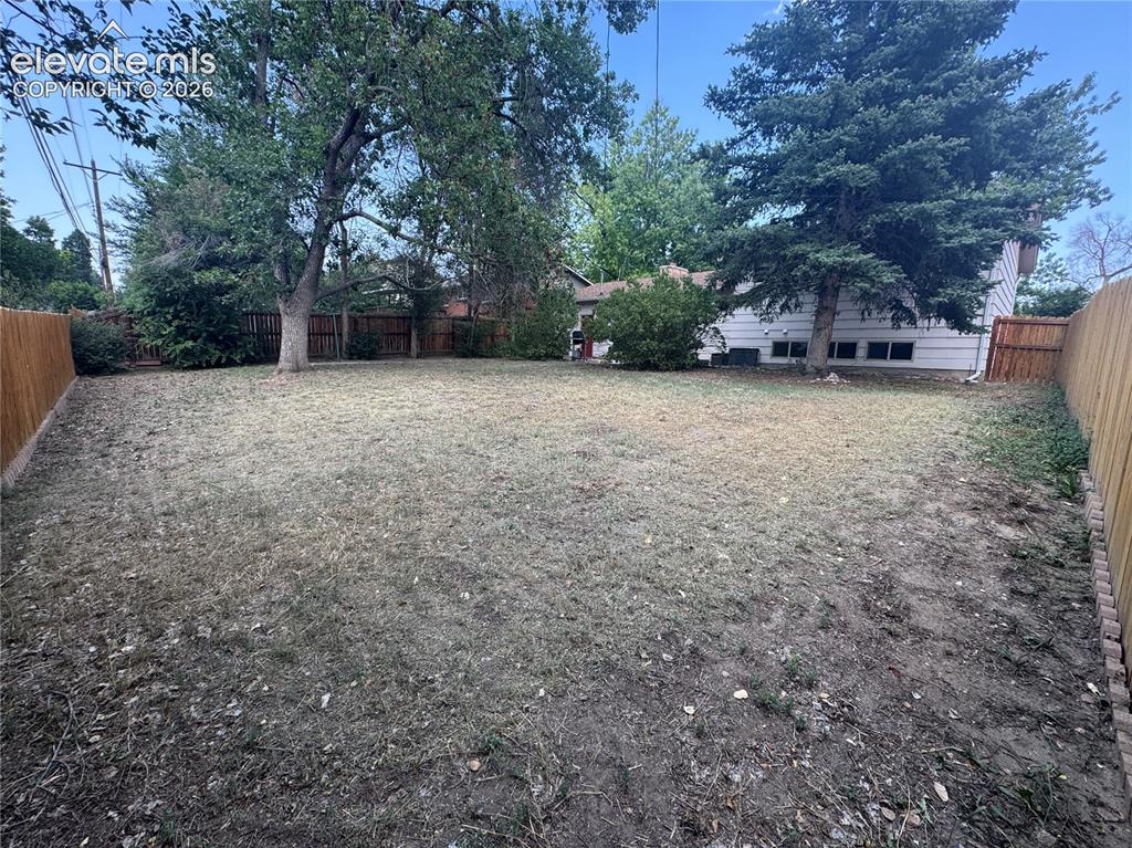 Image 5 of 37: Yard