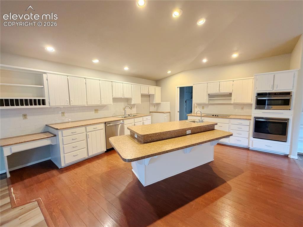 Image 10 of 35: Kitchen