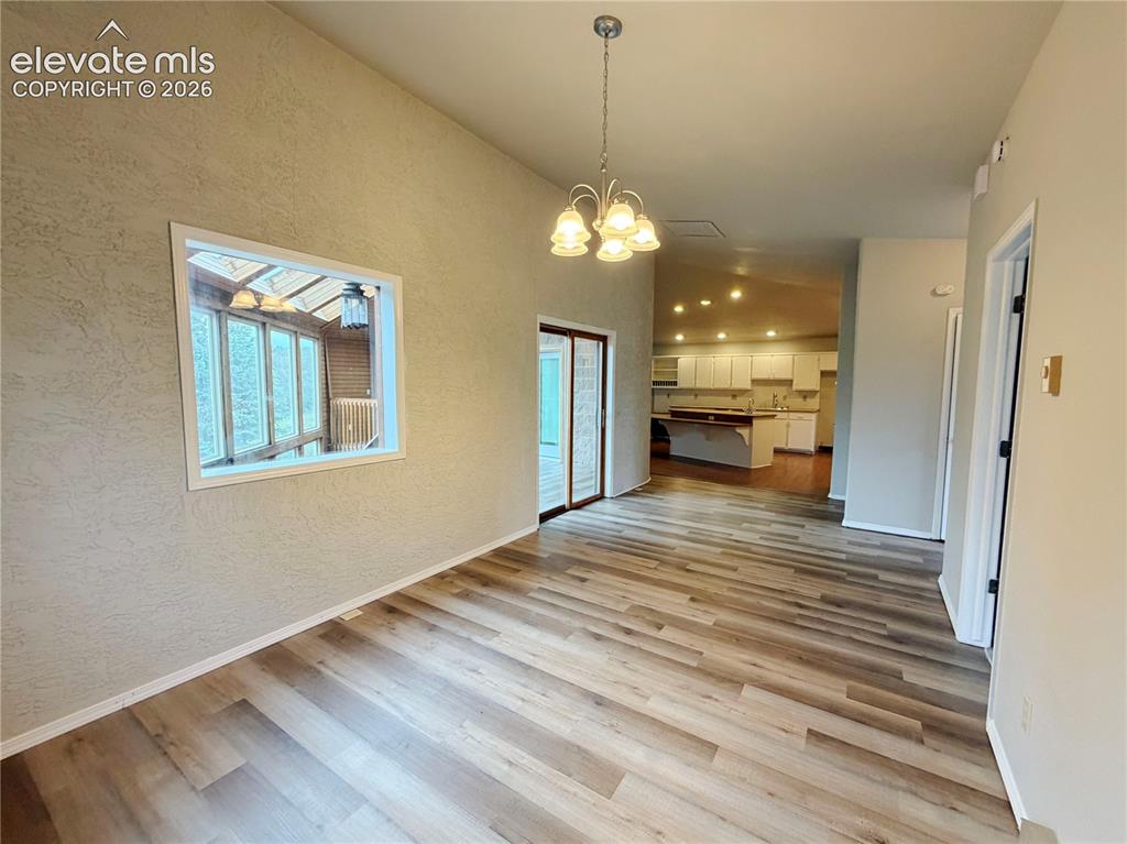 Image 8 of 35: Dining Area