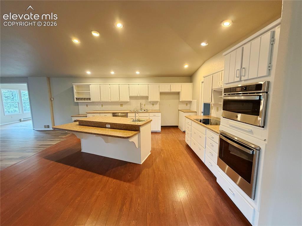 Image 9 of 35: Kitchen