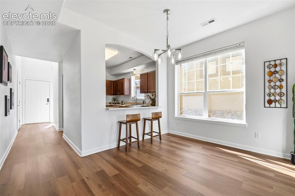 Image 11 of 25: Dining Area